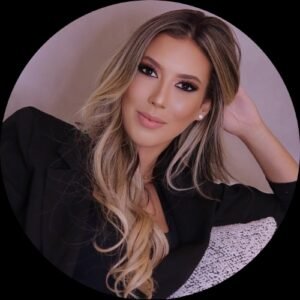 Mulher loira maquiada usando blazer preto