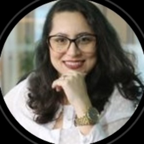 Passos- e- Garcia -Advocacia-conheca-vespasiano Mulher sorrindo com óculos e mão no queixo